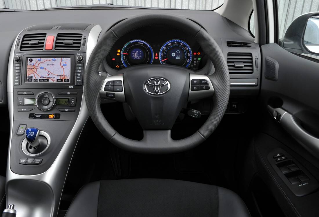 toyota-auris-hybrid-interior