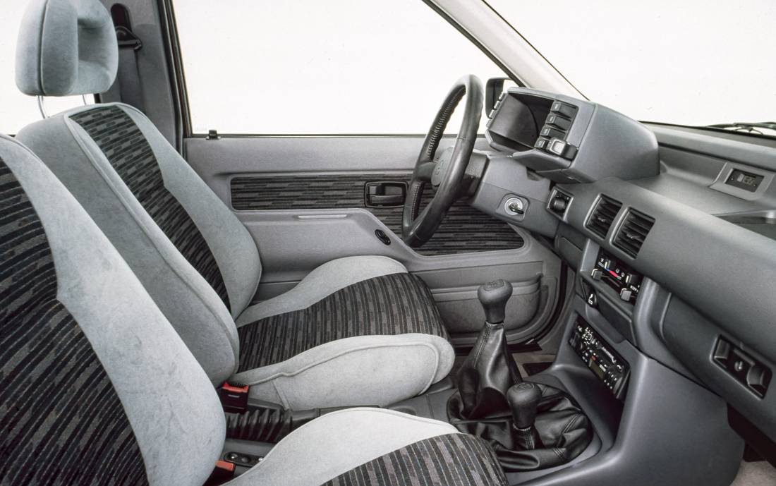 opel-frontera-seats