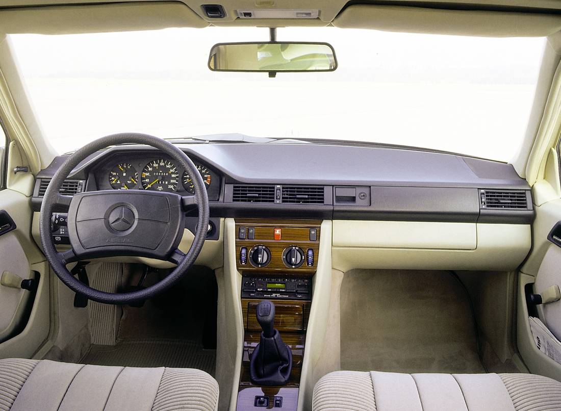 mercedes-benz-w124-interior