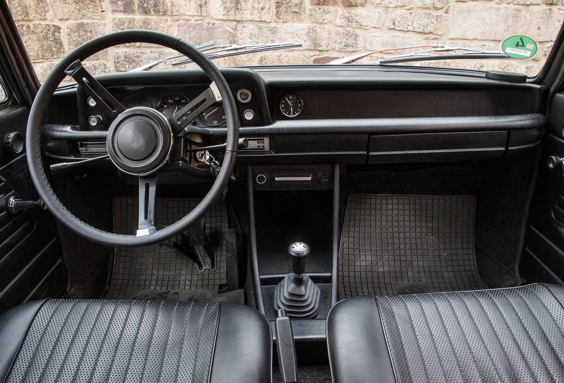 bmw-2002-interior