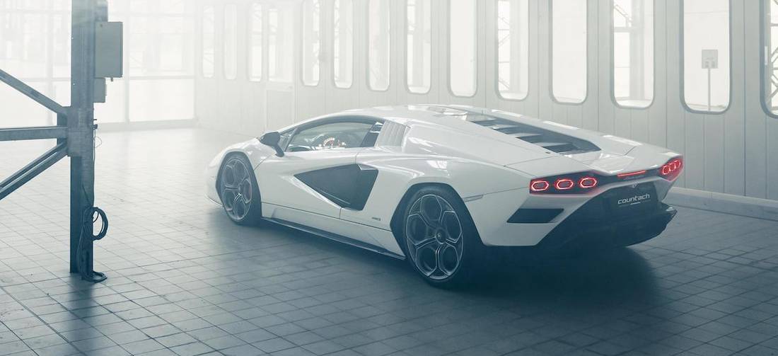 lamborghini-countach-side