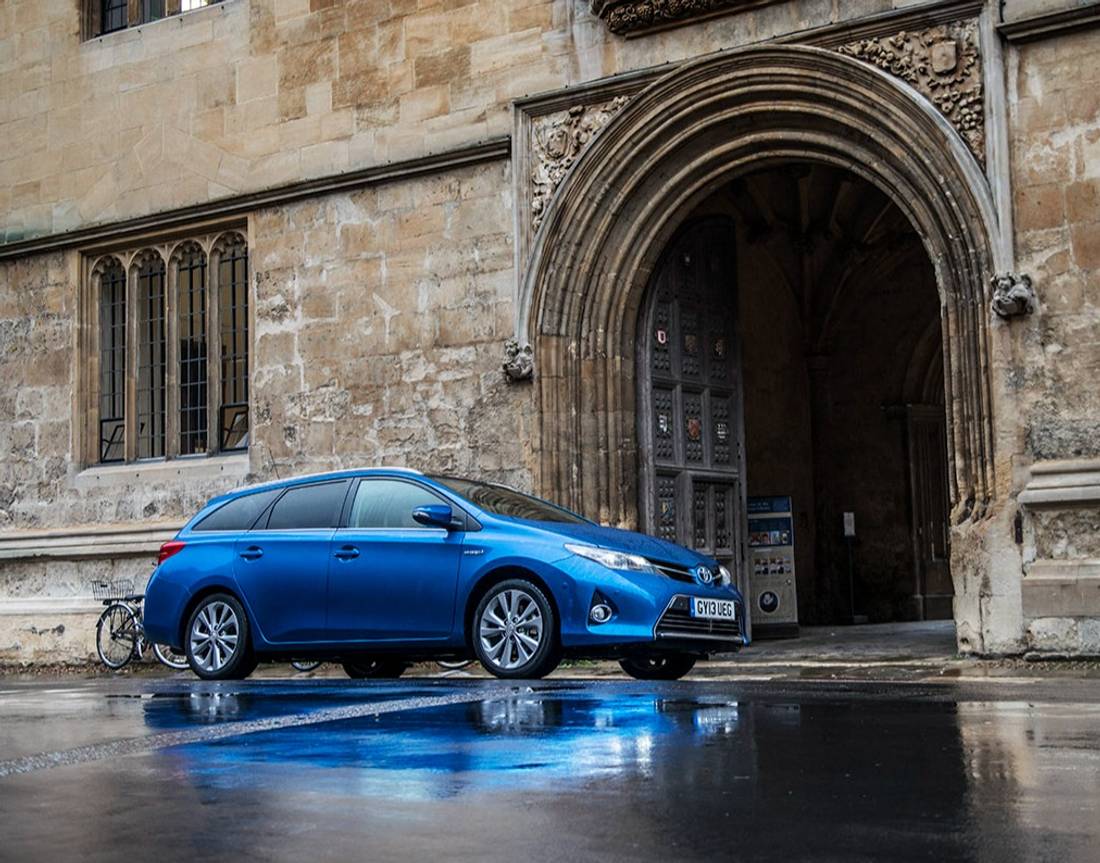 toyota-auris-hybrid-side