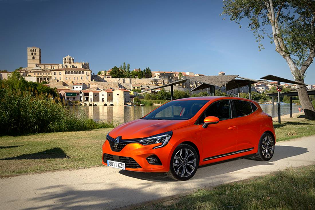 renault-clio-side