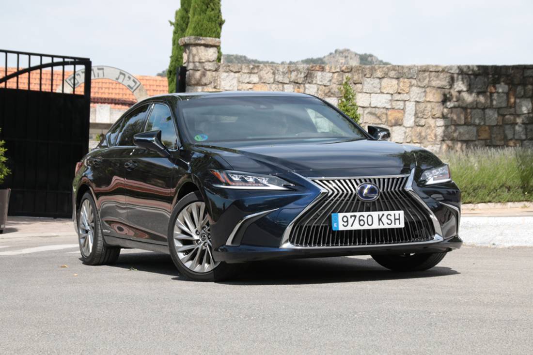 lexus-es-300h-front