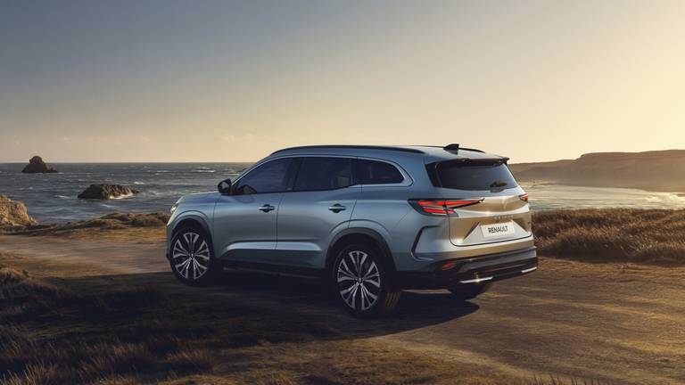 snelle-facelift-bevrijdt-renault-espace-2025-van-grootste-designcliche-2025-06