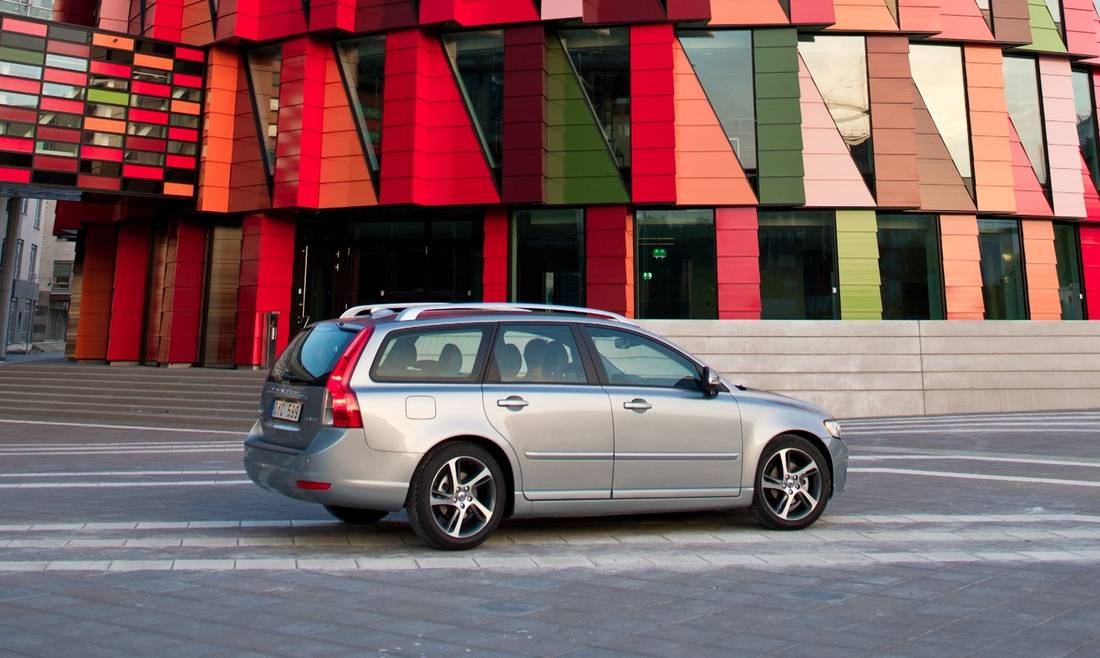 volvo-v50-side