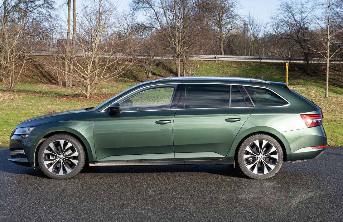 skoda-superb-combi-side