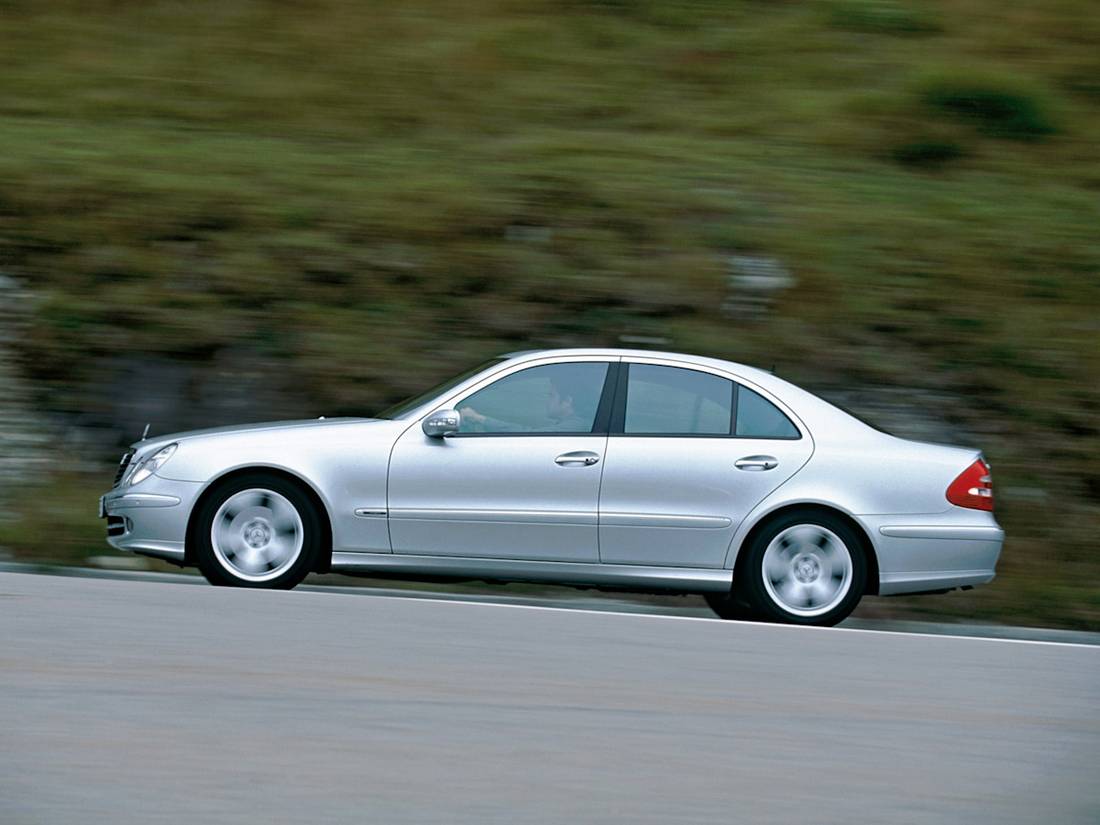 Mercedes-Benz E 280 zijkant