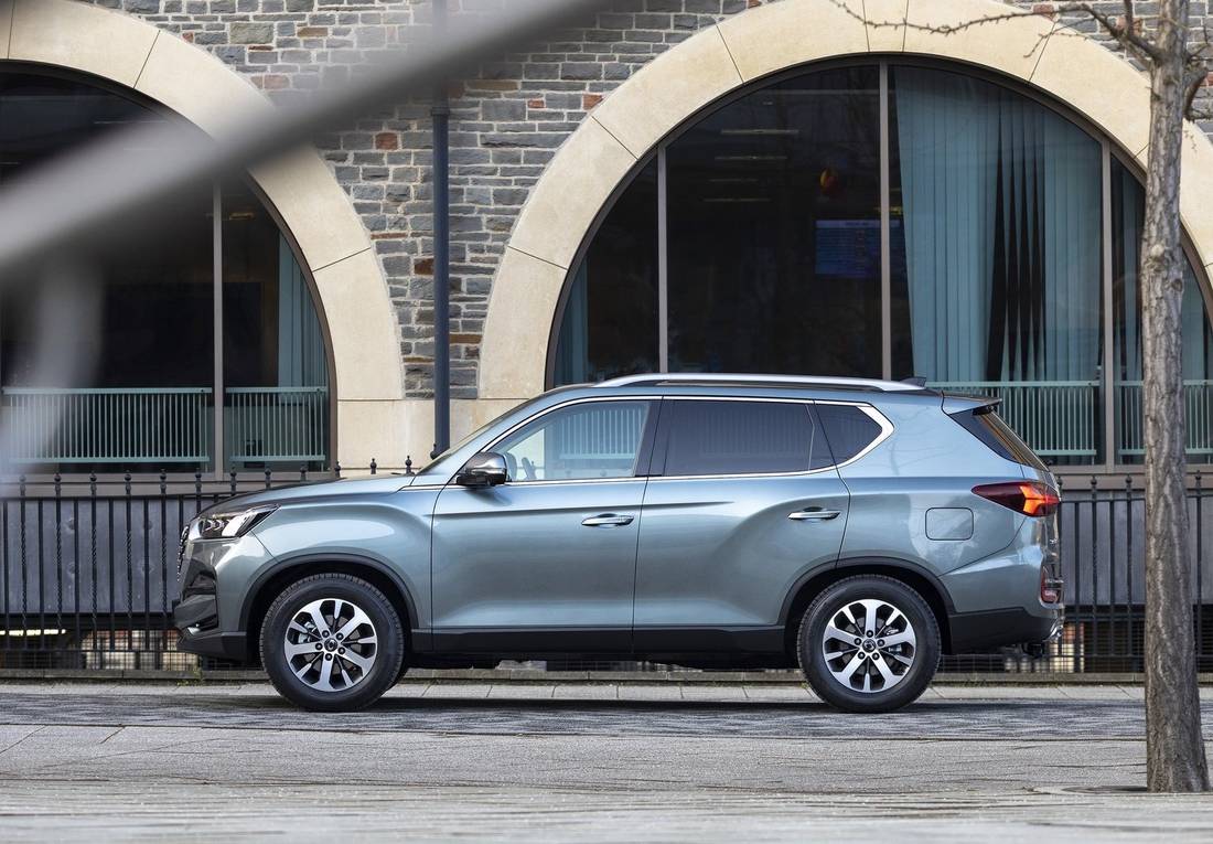 ssangyong-rexton-side