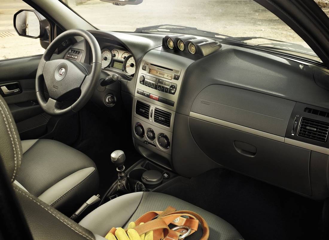 fiat-strada-interior