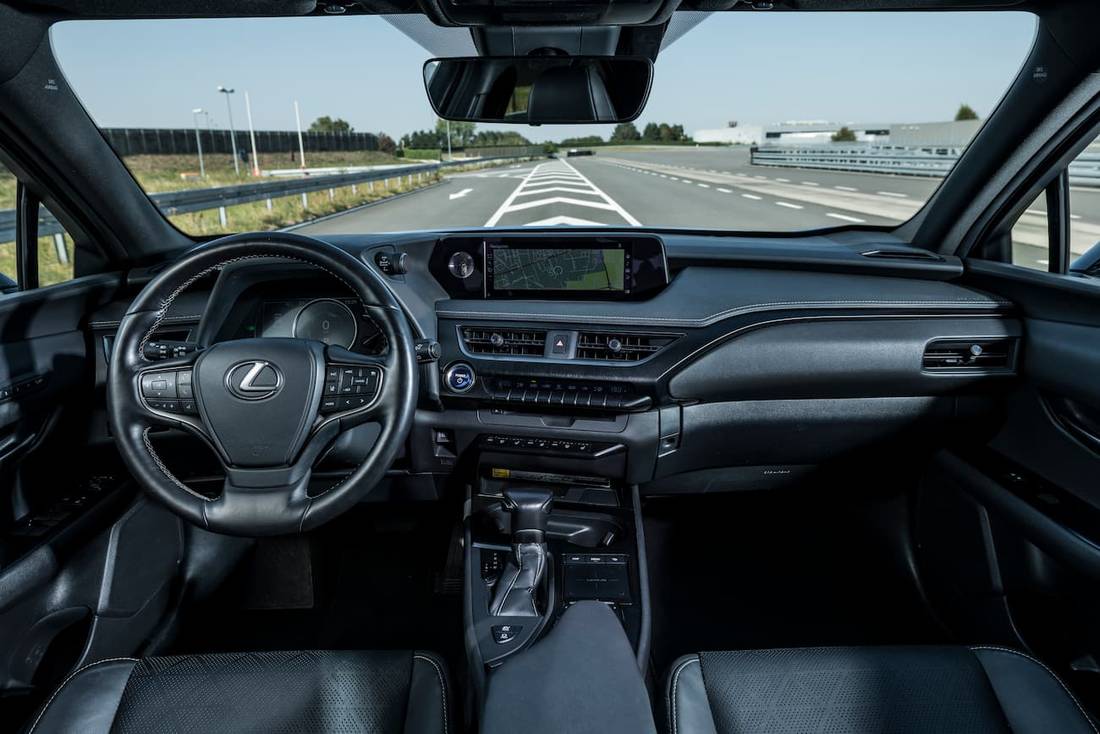 lexus-ux-interior.jpg