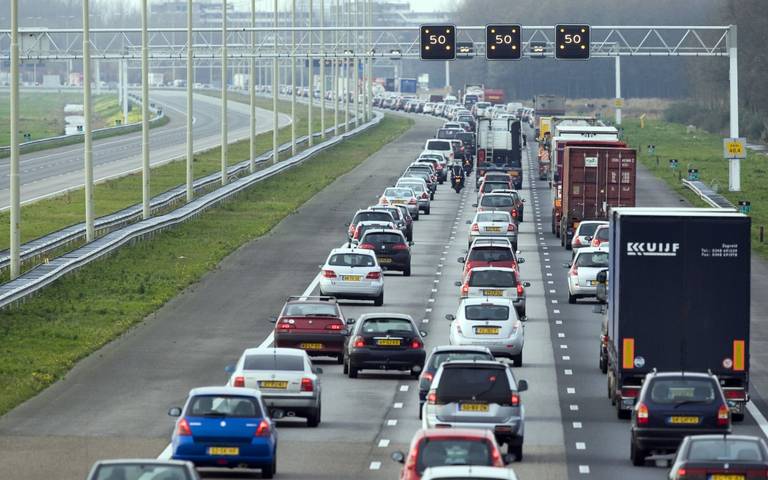 Het is net zo druk op de Nederlandse wegen als voor corona, en toch staan we minder in de file