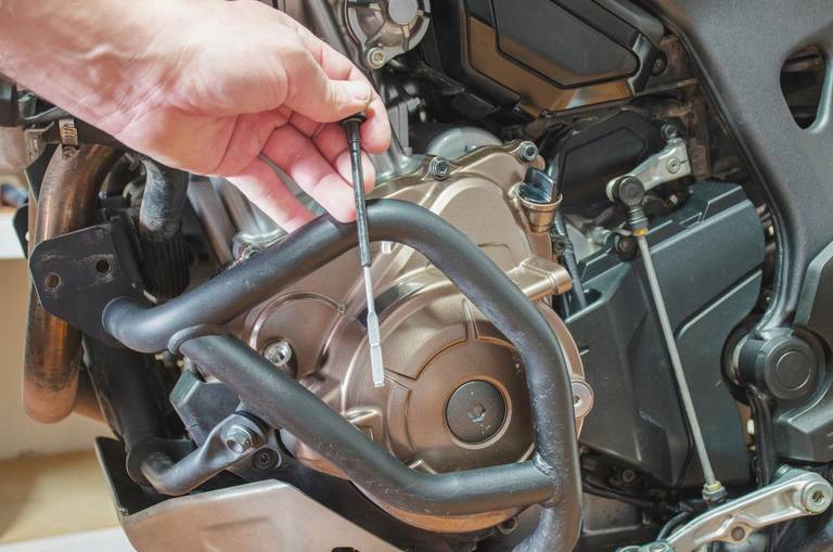 Der Messstab zum manuellen Ölprüfen im Motorraum